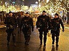 Policie v centru Prahy dohlíí na silvestrovské oslavy.  (31. prosince 2023)