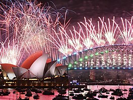 V australském Sydney nový rok pivítali tradiním ohostrojem. (1. ledna 2024)