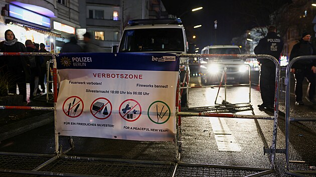 V centru Berlína po sobě několik stovek lidí házelo pyrotechniku a někteří z nich zaútočili i na policisty. (31. prosince 2023)