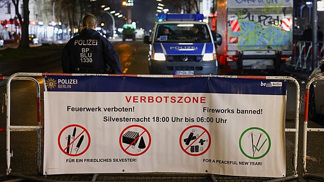 V centru Berlína po sobě několik stovek lidí házelo pyrotechniku a někteří z nich zaútočili i na policisty. (31. prosince 2023)