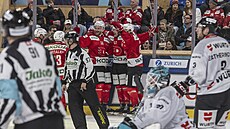 Radost pardubických hokejist� po postupu do finále Spenglerova poháru.