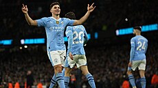 Úto�ník Julian Álvarez z Manchesteru City se raduje ze svého gólu.