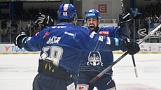 Kladenský úto�ník Richard Jar��ek (�elem) slaví sv�j gól s Jaromírem Jágrem,...