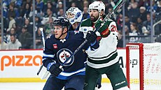 Obránce Nate Schmidt z Winnipegu (vlevo) a Patrick Maroon z Minnesoty