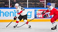 �výcarský úto�ník Simon Meier (27) se sna�í prosadit p�es �eského juniora...