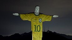 Socha Krista Spasitele v Rio de Janeiro s Pelého dresem.