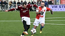 tpán Kuera ze Sparty stíhaný Davidem Kalivodou.