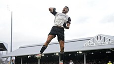 Útoník Fulhamu Raúl Jiménez se raduje z gólu proti Arsenalu.