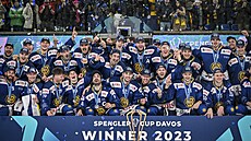 Hokejisté Davosu se radují ze zisku jubilejního estnáctého Spenglerova poháru.