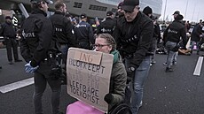 Ekologi�tí aktivisté v sobotu zablokovali ji�ní �ást dálni�ního obchvatu...
