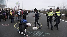 Ekologi�tí aktivisté v sobotu zablokovali ji�ní �ást dálni�ního obchvatu...