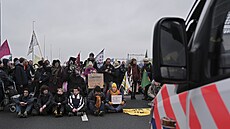 Ekologi�tí aktivisté v sobotu zablokovali ji�ní �ást dálni�ního obchvatu...