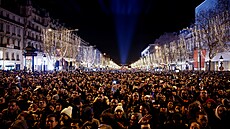 Tisíce lidí oslavují konec roku v centru Paíe. Po celé Francii je v...