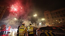 Policie dohlíí na silvestrovské oslavy v centru Prahy. (31. prosince 2023)