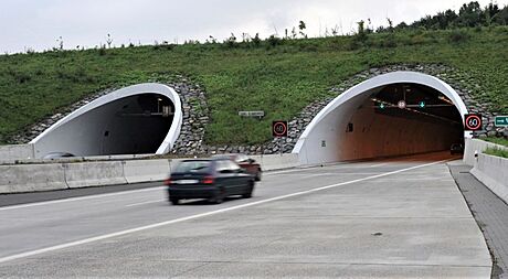 Dvoutubusový silniní tunel na D1 u Klimkovic.