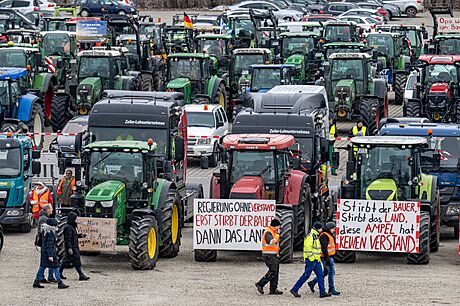 Na parkoviti Am Hagen parkují bhem pedvádcí akce zemdlc traktory. (8....