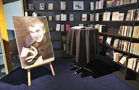 Pietní místo: Pestoe il v Paíi, Milan Kundera dál udroval pouto k rodnému...