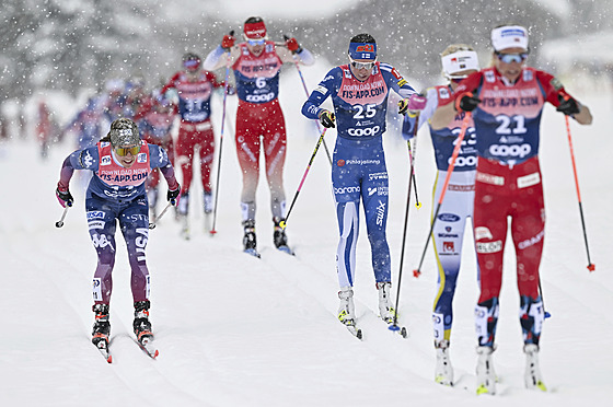 Závodnice bojují ve stíhacím závodu na 20 km klasicky v Davosu v páté etap...