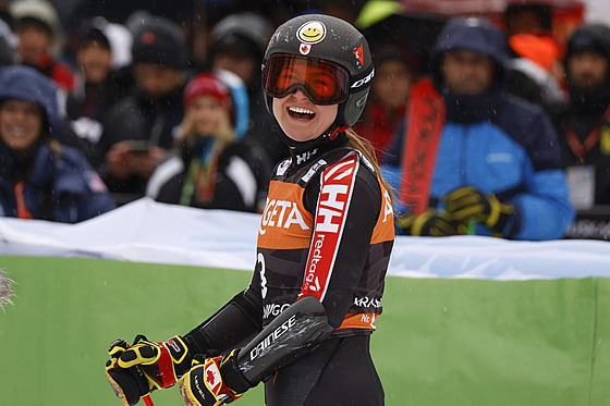 V�DY S ÚSM�VEM. Kanadská ly�a�ka Valérie Grenierová v cíli ob�ího slalomu v...