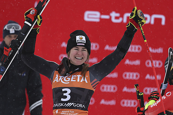 Kanadská lyaka Valérie Grenierová se raduje z vítzství v obím slalomu v...