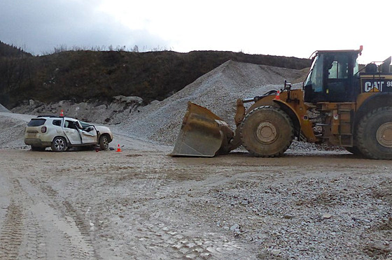 V areálu firmy v Horní Lipové na Jesenicku se srazilo osobní auto s naklada�em.