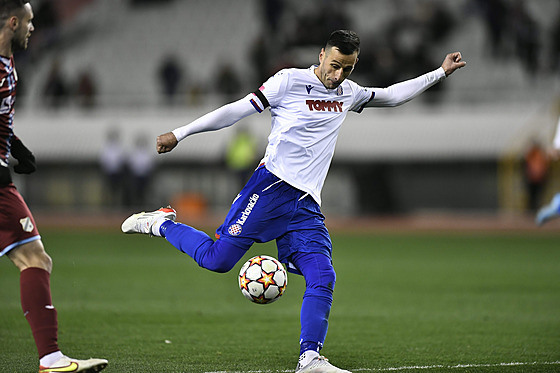 Chorvatský úto�ník Nikola Kalini� v jednom ze zápas� za Hajduk Split v roce...