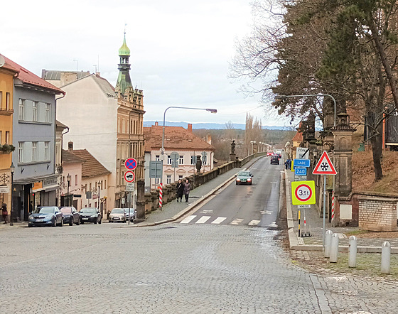 Most Ervína pindlera v Roudnici nad Labem. Nesmjí na nj auta nad 3,5 tuny....