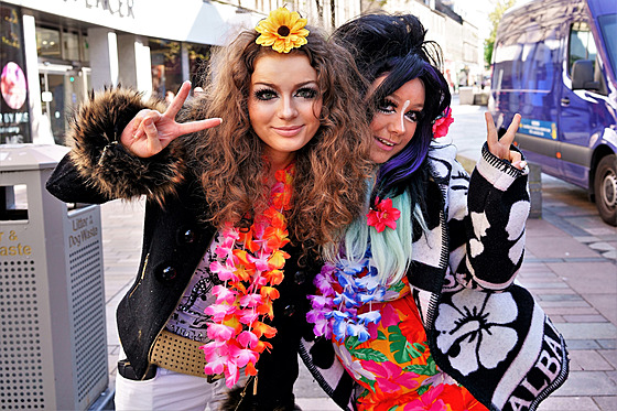 Raduj se, dokud jsi na ivu, mrtvý bude déle, ne ti je milé, radí staré...