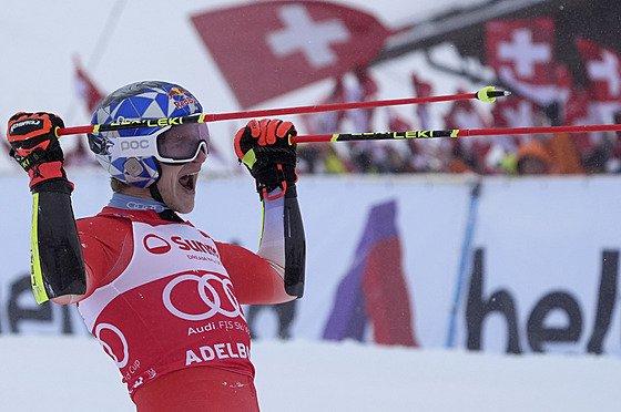 výcar Marco Odermatt se raduje z vítzství v obím slalomu v Abelbodenu.