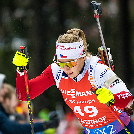 Lucie Charvátová na trati stíhacího závodu v Oberhofu