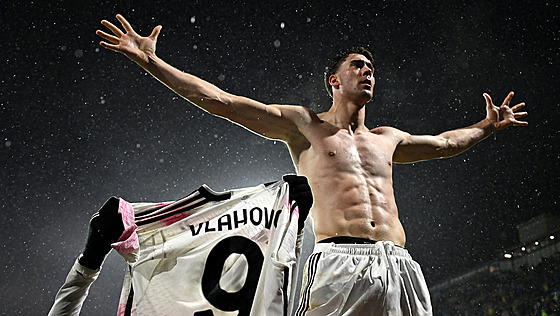 Útoník Duan Vlahovi z Juventusu oslavuje svj gol.