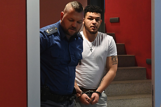 Ob�alovaný recidivista Martin Ko�a�ík p�i�el k soudu s pouty na rukou i na...