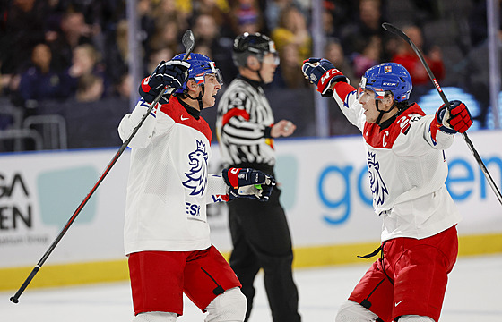 Tomá� Cibulka (vlevo) slaví gól s Ji�ím Kulichem.