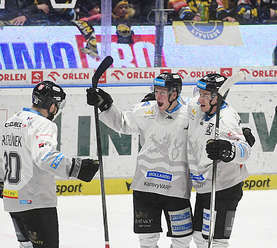 Hokejisté Karlových Var� slaví gól, uprost�ed autor branky Vít Jiskra.