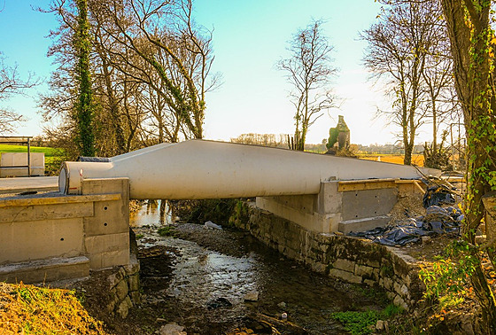 Most u msta Cork City byl vyroben ze dvou vyazených lopatek turbíny.
