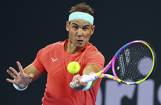 panlský tenista Rafael Nadal hraje forhend v prvním kole turnaje v Brisbane.