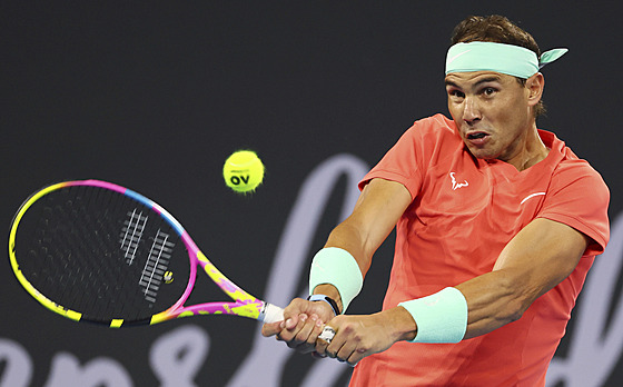 panlský tenista Rafael Nadal hraje bekhend v prvním kole turnaje v Brisbane.