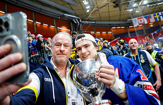 Cutter Gauthier se fotí s fanou�kem po triumfu na mistrovství sv�ta junior�.