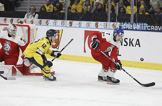 Tomá� Cibulka vyvá�í puk, za ním �védský úto�ník Noah Östlund.