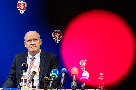 Nový trenér eské fotbalové reprezentace Ivan Haek.