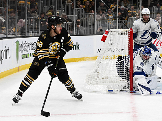 David Pastr�ák za brankou Tampy hledá pokra�ování úto�né akce.