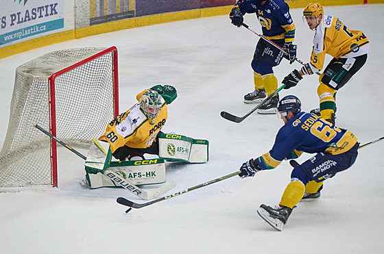 Útok zlínského Pavla Sedlá�ka na branká�e Maxima �ukova.