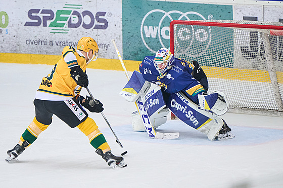 Nájezd vsetínského hrá�e Pavla Klh�fka na Daniala Hufa.