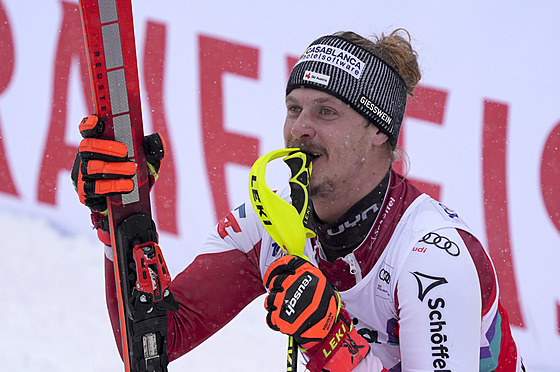 Manuel Feller se raduje po projetí slalomu v Adelbodenu.