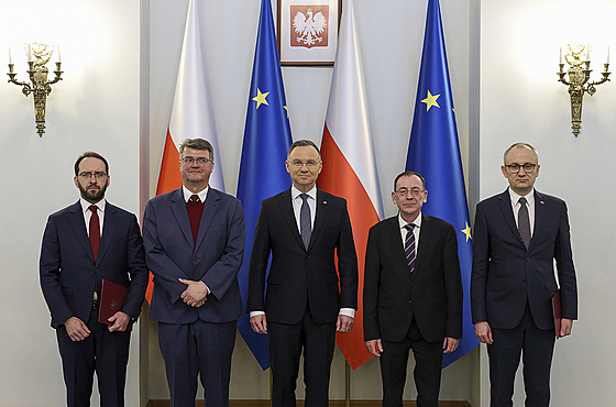 Polský prezident Andrzej Duda (uprosted) spolu s poslanci, které hledá...