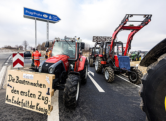 Nmetí zemdlci bolkují nájezd na dálnici A17 u obce Börnersdorf poblí esko...