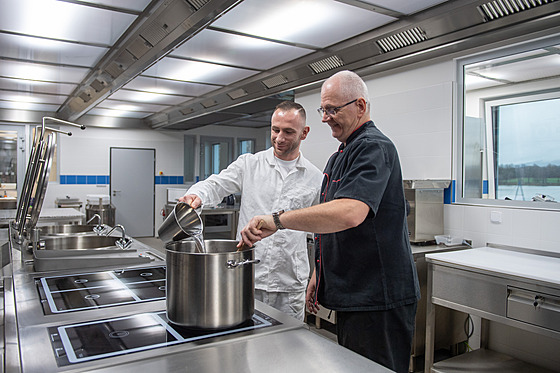 Akademie vzeské sluby ve Strái pod Ralskem má moderní jídelnu. V kuchyni pracuje i odsouzený David Böhm (vlevo).
