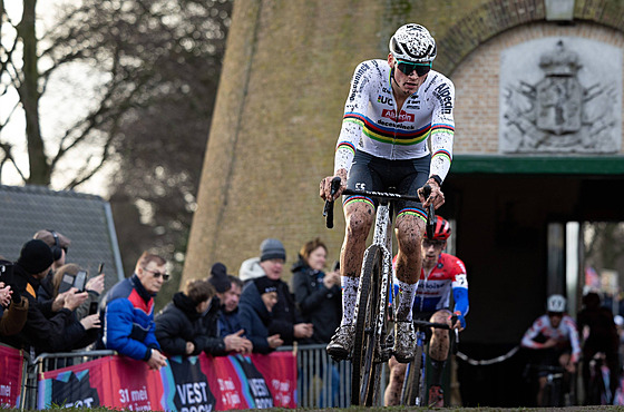 Mathieu Van Der Poel bhem cyklokrosového závodu v holandském Hulstu.