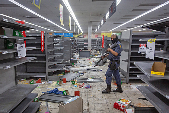 Policista ve vykradeném obchod v Johannesburgu (12. ervence 2021)
