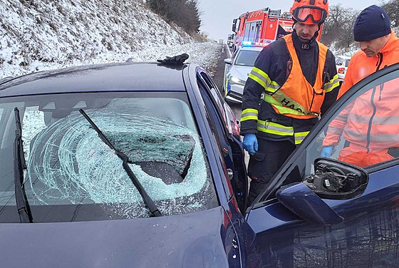 Na Brnnsku prorazil kus ledu z kolem jedoucího nákladního vozidla autu elní...